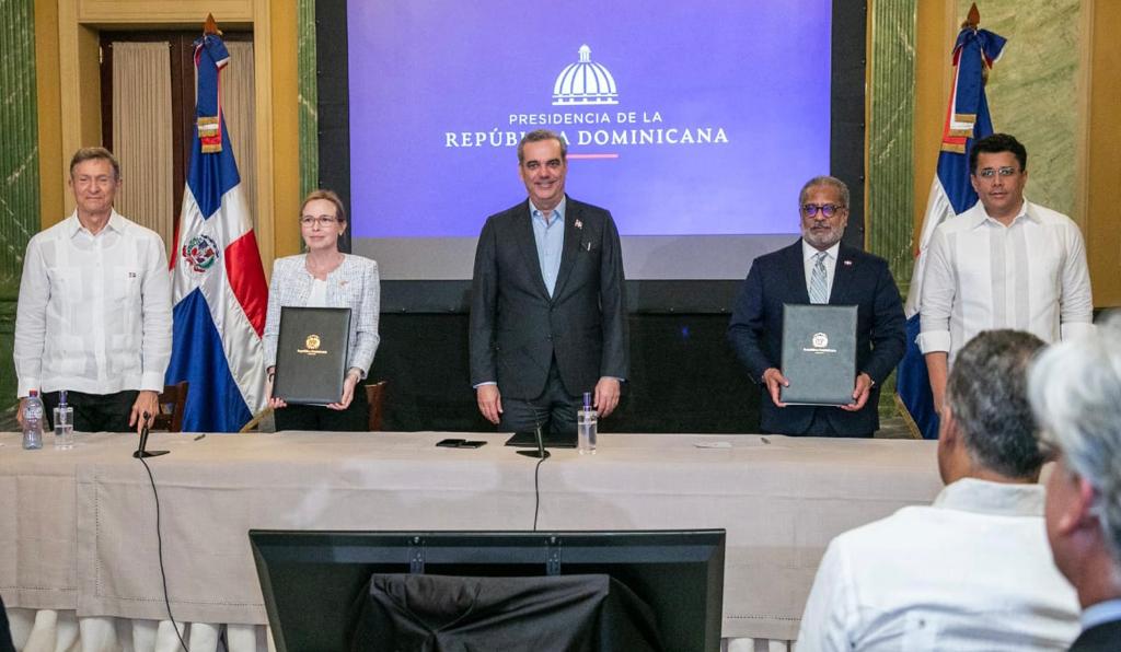 Gobierno RD firma histórico acuerdo de transporte aéreo con Canadá