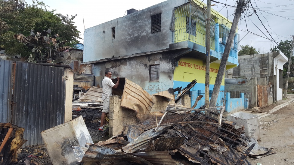 Familias que perdieron sus casas por un incendio en Cancino Adentro esperan INVI cumpla promesa