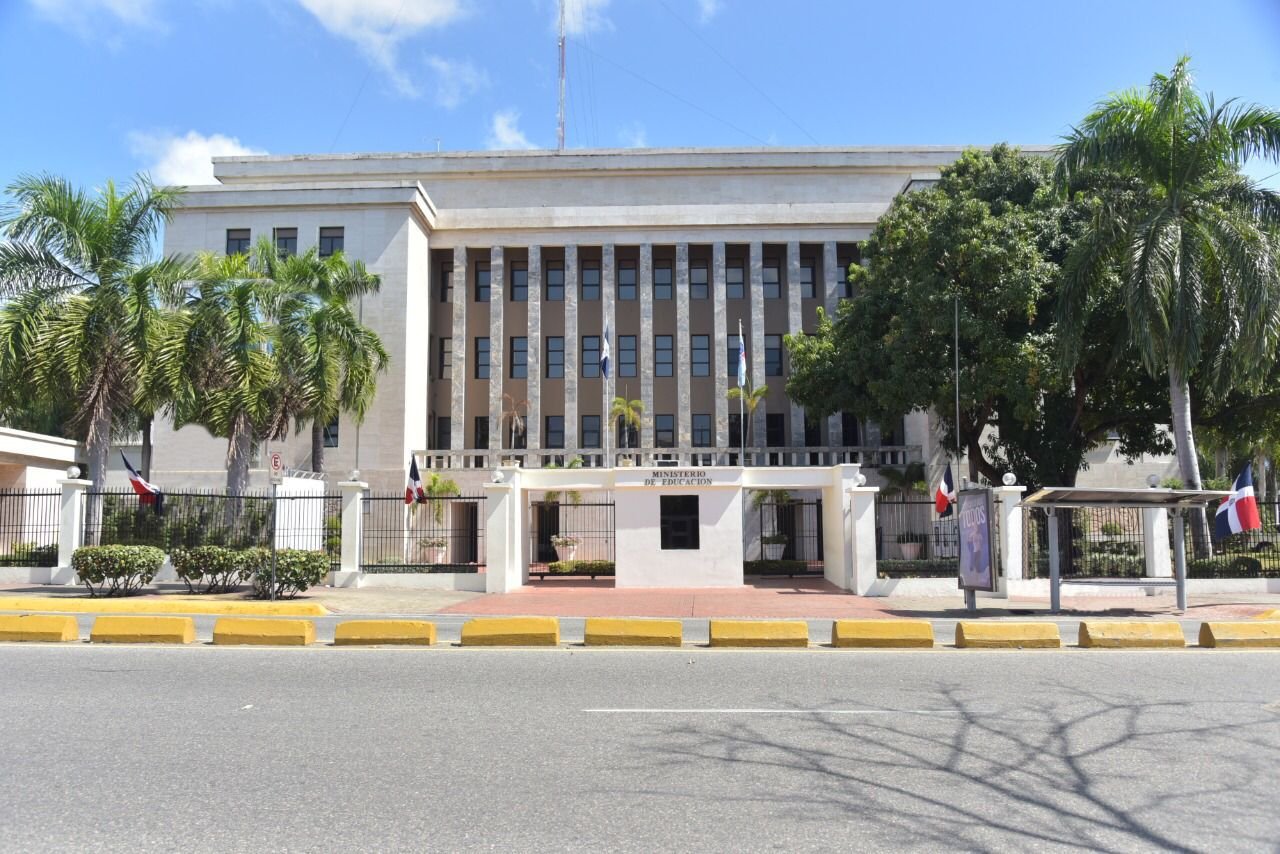 Minerd dice no puede pagar proceso de compra de software para tabletas sin certificación de Contraloría