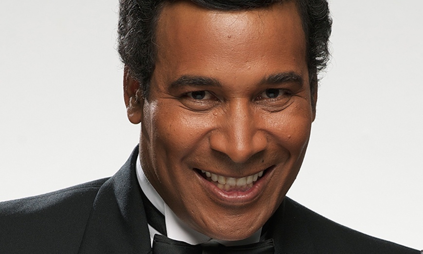 El imitador dominicano Julio Sabala celebra en Nueva York sus 35 años haciendo reír