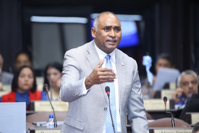 Diputado dice que no importan los préstamos que se toman, sino para qué