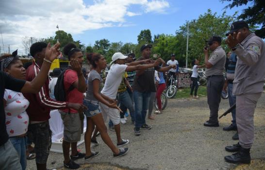 Grupo intenta entrar a la cárcel para linchar acusado de matar niño en Cancino Adentro