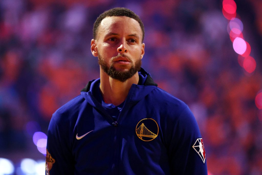 Curry sufre lesión de tobillo y activa alarmas en los Warriors