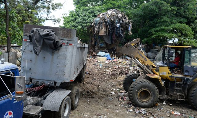 El río Ozama, rehén de la basura: una clausura que nunca llegó