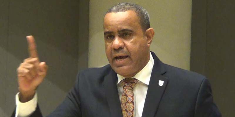 Ex regidor Danilo Mesa denuncia venta de papel para envolver marihuana en comercios de SDE