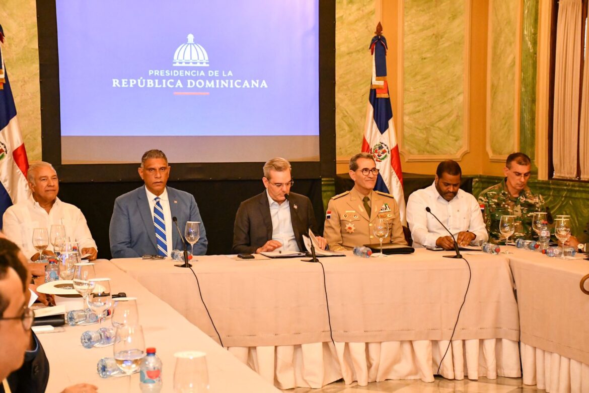 Presidente Abinader encabeza encuentro con liderazgo político; PLD y PRD se ausentan