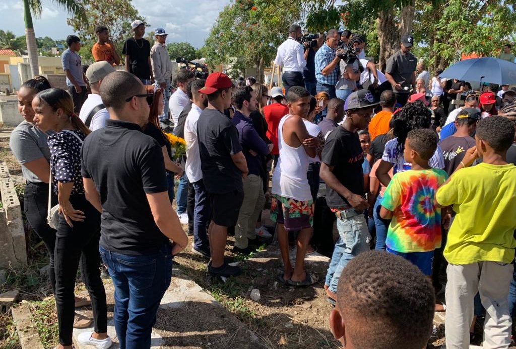 Multitud acude a sepultura de Chantal Jiménez en el Cristo Redentor