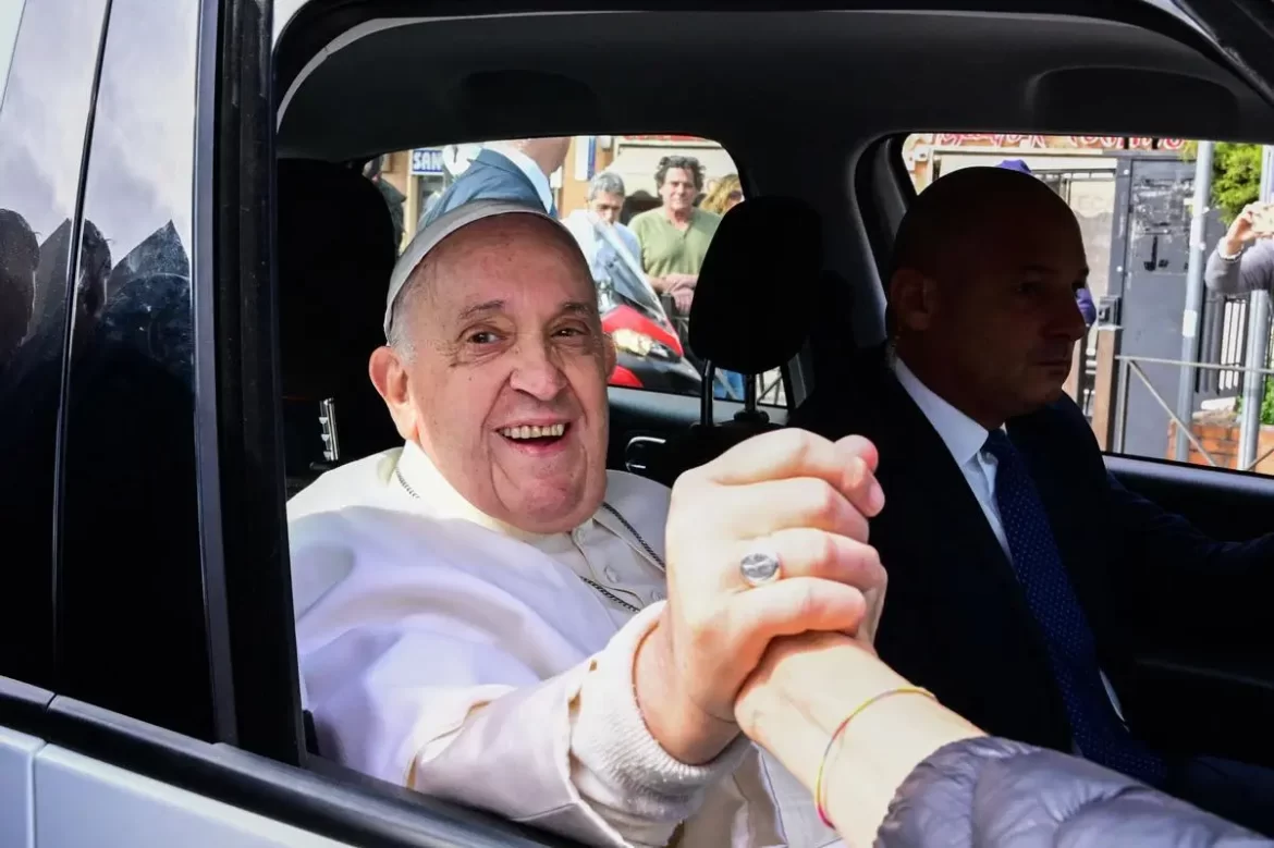 El papa a su salida del hospital: «Todavía estoy vivo»