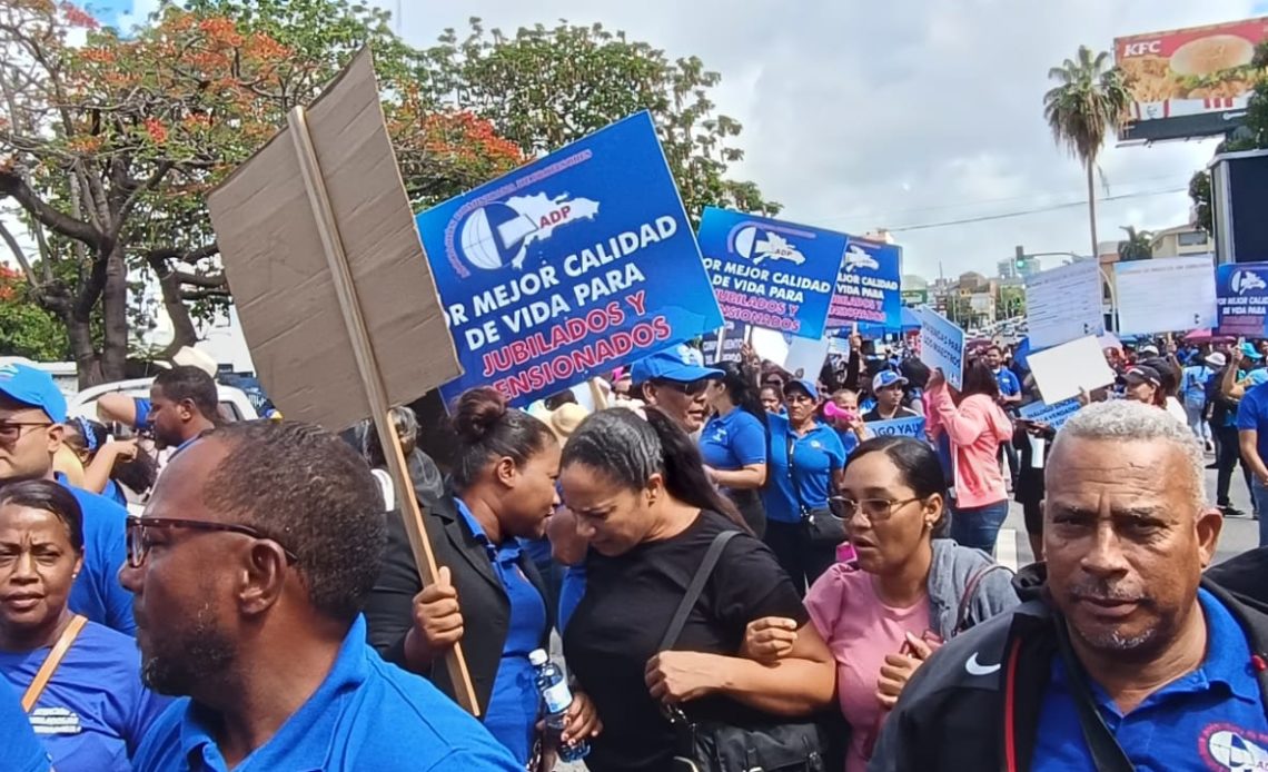 ADP realiza masiva manifestación frente a Educación exigiendo mejorías salariales