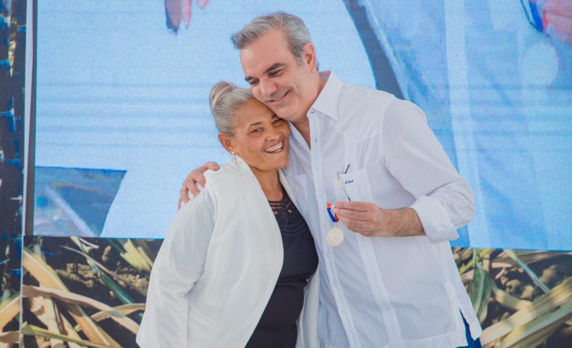 “Iluminan nuestras vidas con su amor y ternura”: presidente Abinader felicita a las madres en su día