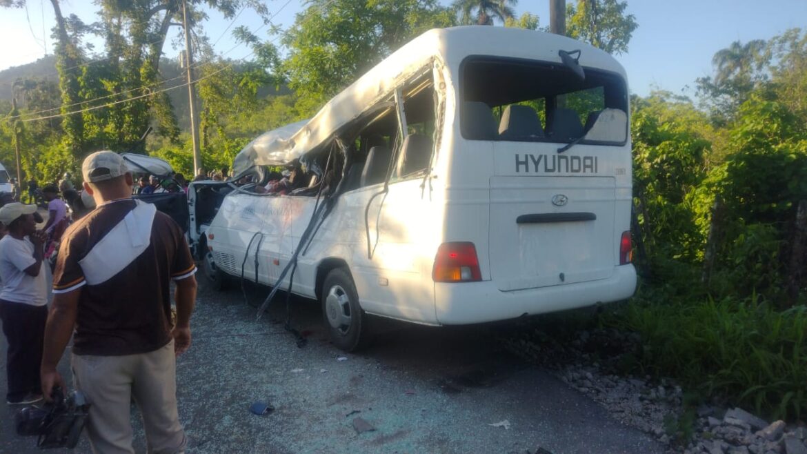 Accidente entre autobús escolar y patana deja varios muertos en Hato Mayor
