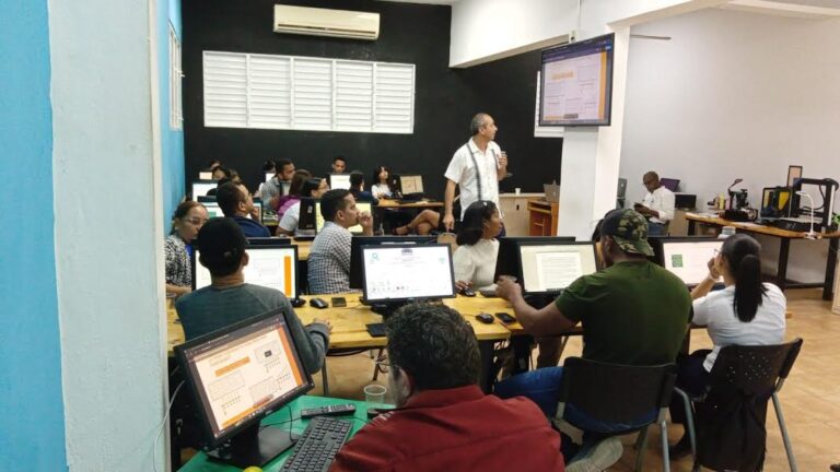 Centros Tecnológicos realizan taller para continuar cerrando brecha digital