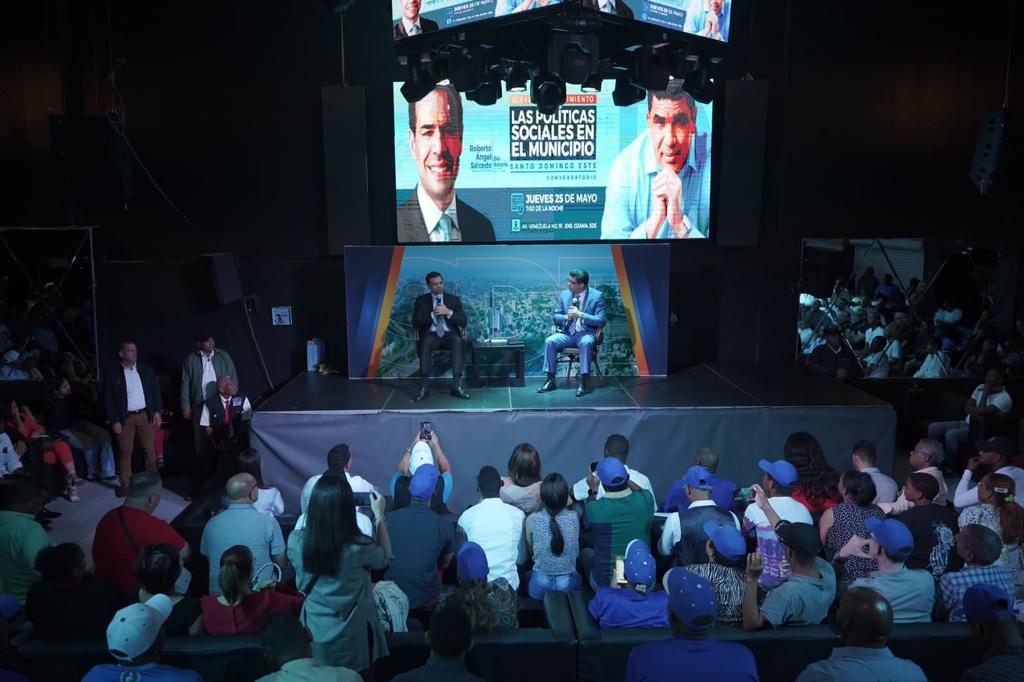 Dío Astacio y Roberto Ángel Salcedo conversan sobre proyectos de políticas sociales en SDE