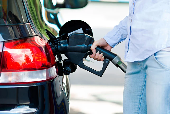 Gobierno baja el precio de las gasolinas y el gasoil