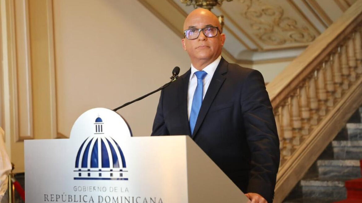 Homero Figueroa a Leonel: "El país prefiere un hombre orquesta que afine lo que otros desafinaron"