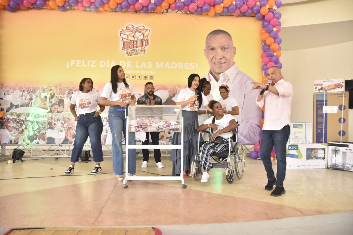 Diputado Joselito celebra día de las madres con cientos de mujeres de SDE