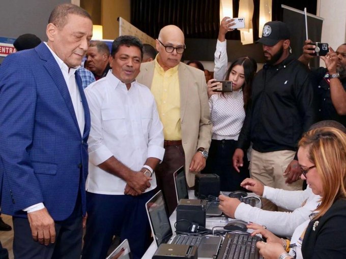 Junior Santos reconoce triunfo de Miguel Vargas en presidencia del PRD