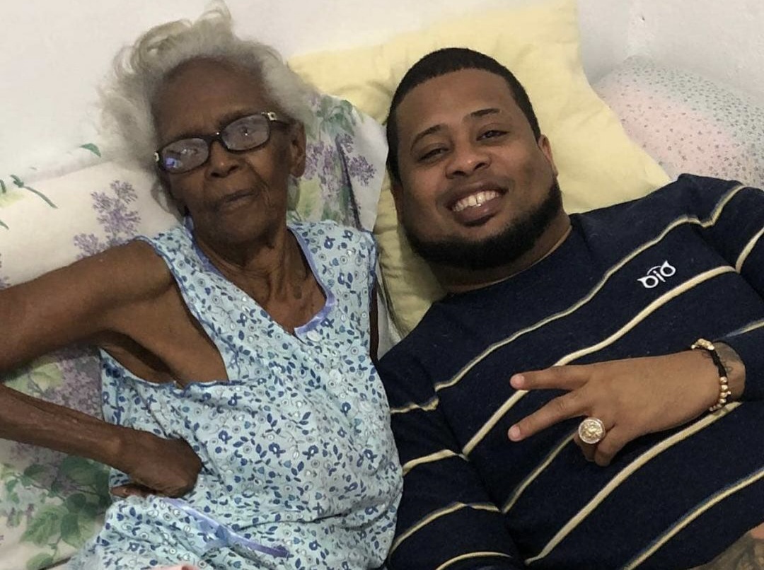Lápiz Conciente se muestra “eternamente agradecido” de su abuela Palín