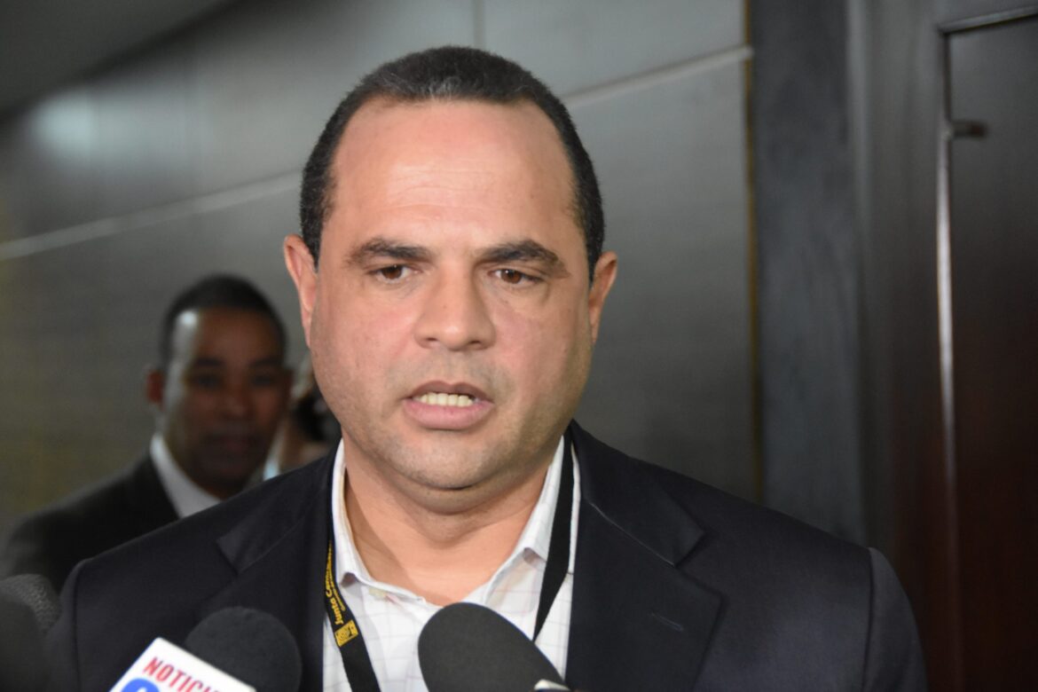 Manuel Crespo llama a JCE sancionar precandidatos presidenciales del PRM por uso recursos del Estado