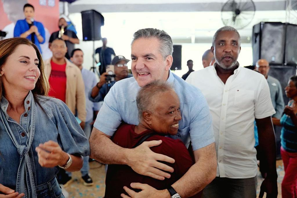 Neney Cabrera sorprende a miles de mujeres del Distrito Nacional por Día de las Madres