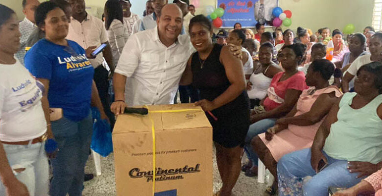 Ludwig Álvarez celebra Día de las Madres a mujeres del sector El Tamarindo