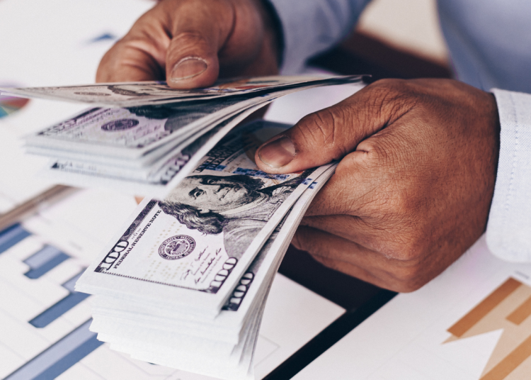 El dólar se vende a RD$54.86 este lunes