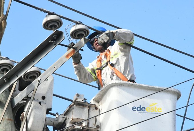 Informan brigadas trabajan para devolver la normalidad suministro energía afectado por Beryl