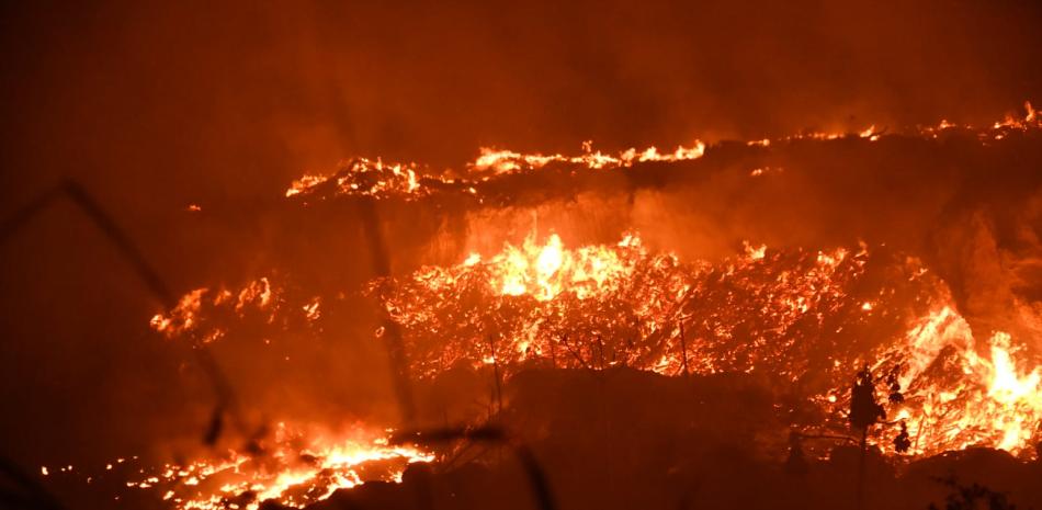 Fuego afecta depósito de basura próximo a la Base Aérea de San Isidro