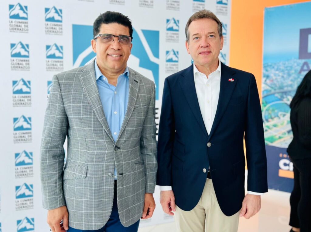 Ito Bisonó resalta cualidades de Dío Astacio en “Cumbre de Liderazgo e influencia, Santo Domingo Este”