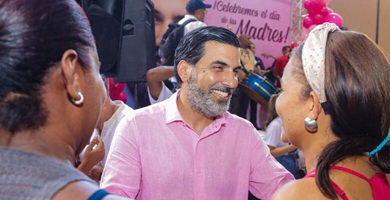 Juan José Rojas celebra con miles de madres en Santo Domingo Este