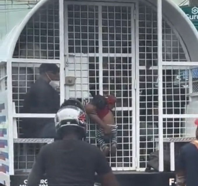 Trasladan bebé agarrado de las verjas de camión de Migración durante redada en Santo Domingo Este