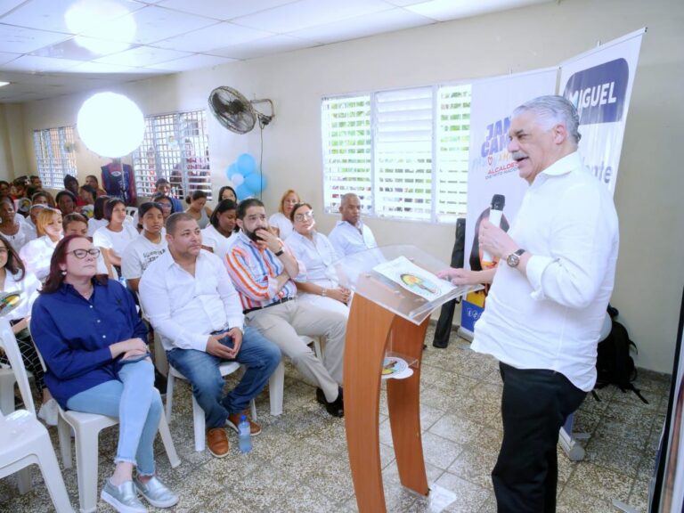 Miguel Vargas juramenta nuevos miembros del PRD en circunscripción 2 del DN
