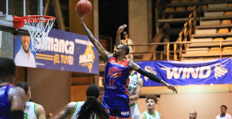 Gelvis Solano encesta espectacular canasto en triunfo de Reales vs Soles en Súper Liga LNB