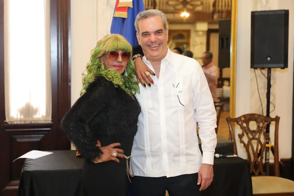 Presidente otorga medalla a 8 merengueros típicos dominicanos