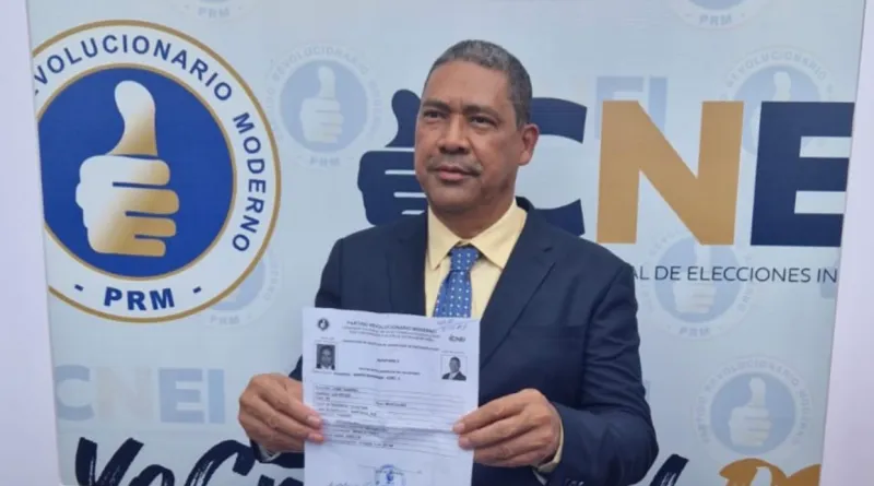 José Liz inscribe candidatura a diputado en la circunscripción 1 de SDE