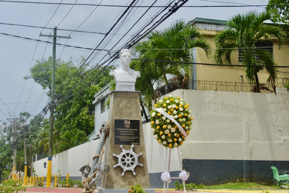 Alcalde Jiménez develiza busto dedicado a Juan Luis Duquela y La Trinitaria