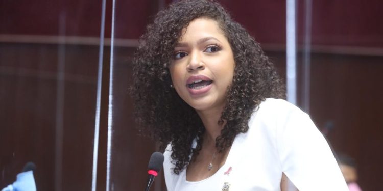 Juliana O’Neal dice el gobierno hace más propaganda que hechos por pacientes con cáncer