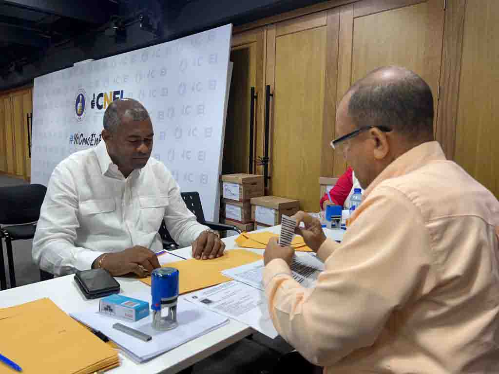 Nelson Fulcar formaliza su precandidatura Alcaldía SDN
