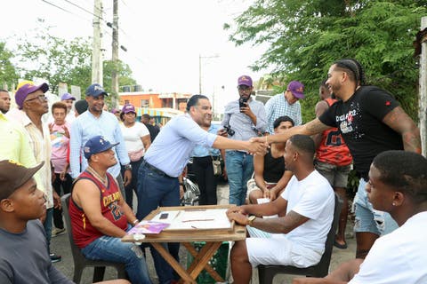Luis Alberto Tejeda recibe apoyo durante recorrido en varios sectores de SDE