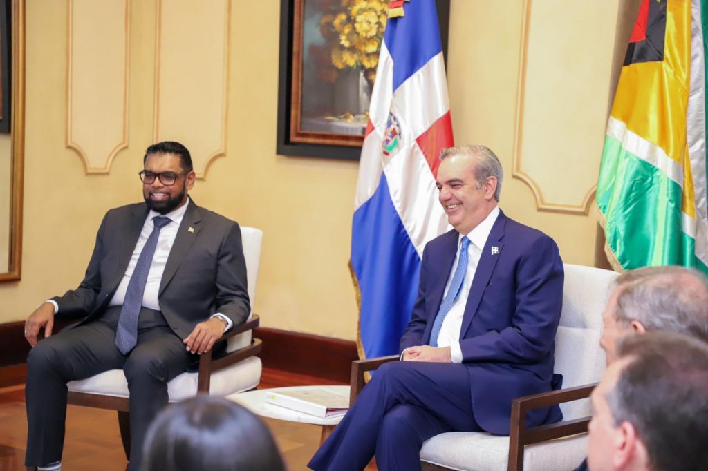 Abinader recibe en visita oficial a su homólogo de Guyana, Mohamed Irfaan Alí