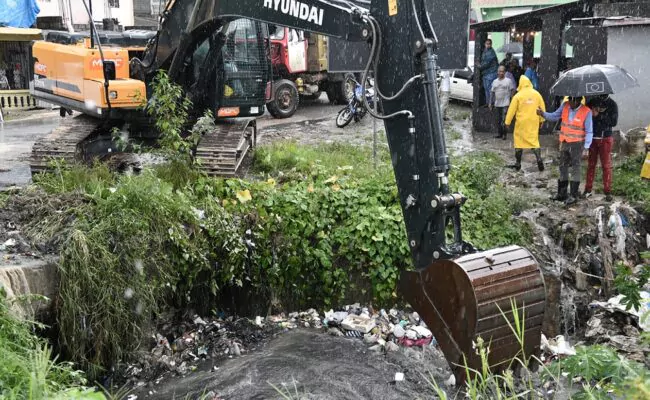 Obras Públicas asiste al ayuntamiento de Los Alcarrizos en limpieza de cañadas