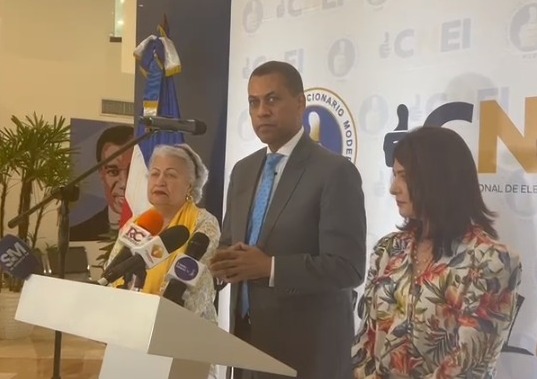 Guido inscribe precandidatura presidencial; aboga por reducción brecha pobreza