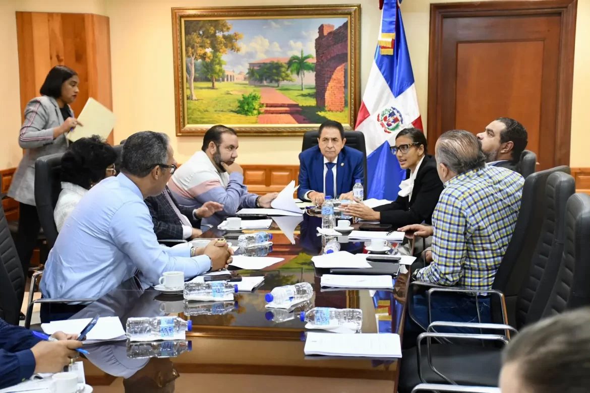 Comisión de senadores analiza ley flexibiliza elevar a 10 años importaciones de vehículos usados