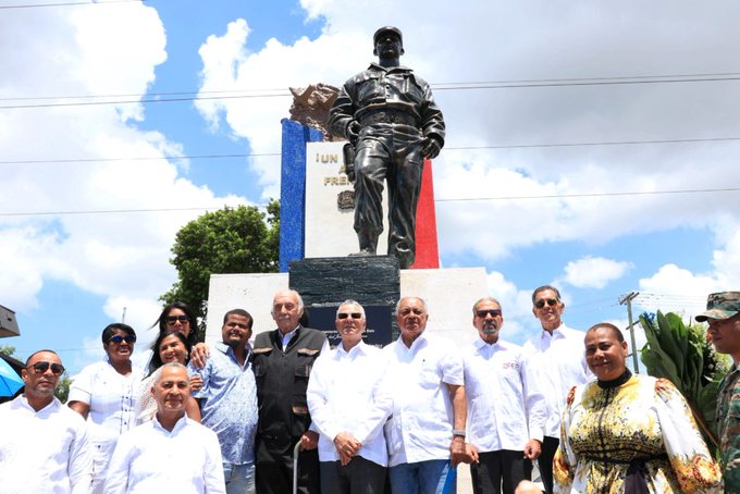 Manuel Jiménez y Fuerza Aérea inauguran monumento dedicado a Fernández Domínguez