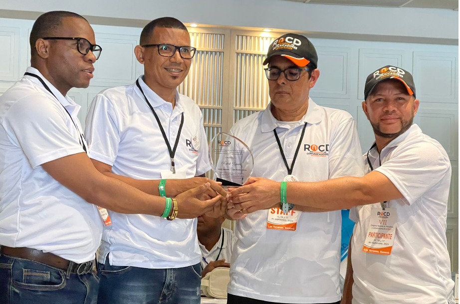 Periodista Rafael Zapata recibe reconocimiento de parte de la RNCD