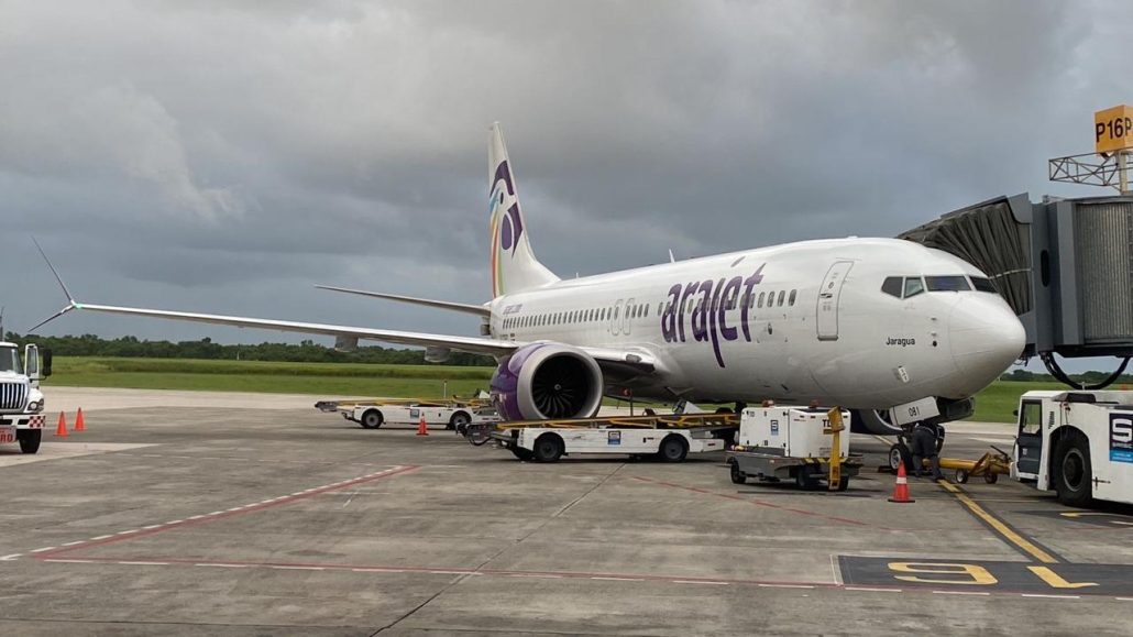 Pasajeros de Arajet denuncian aerolínea cobra cien dólares por maleta de mano