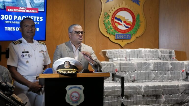 Ocupan 300 paquetes de presumible cocaína en lancha con tres personas a bordo en SPM