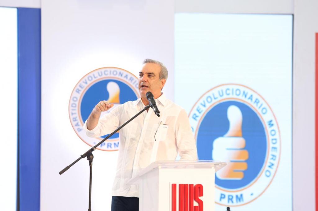 Un domingo activo en política para el presidente Luis Abinader