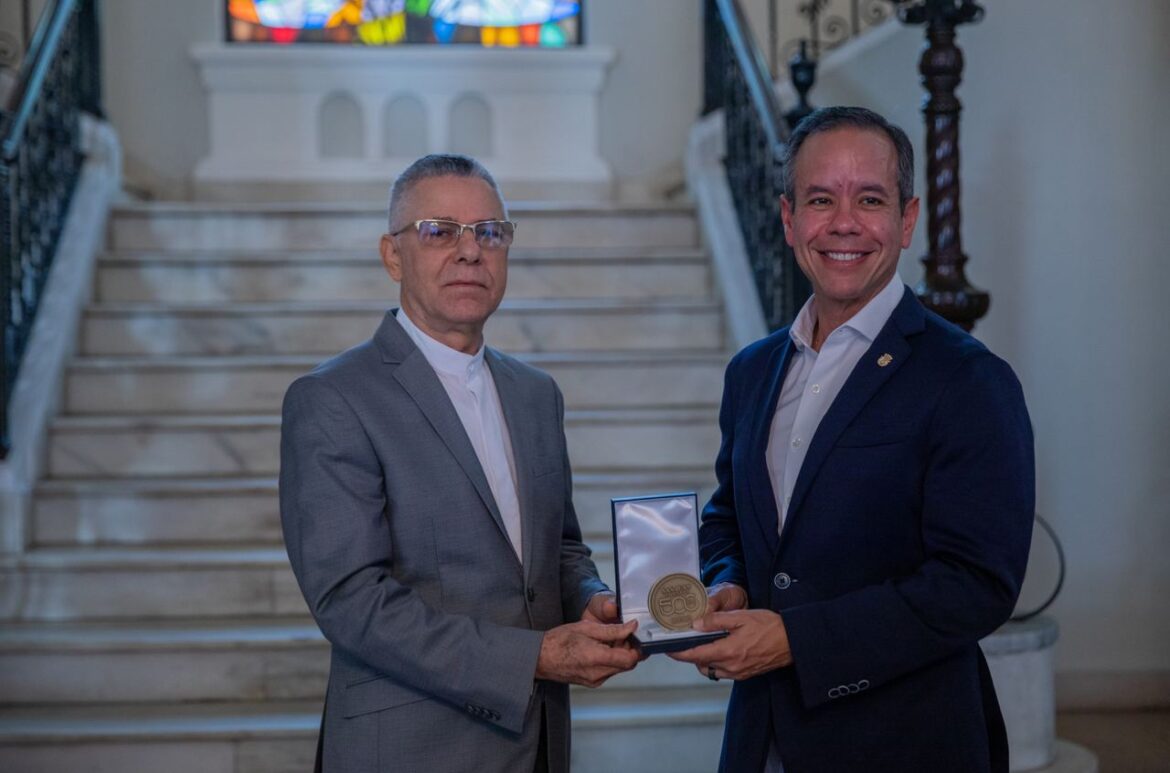 Manuel Jiménez recibe condecoración de la Alcaldía de San Juan, Puerto Rico