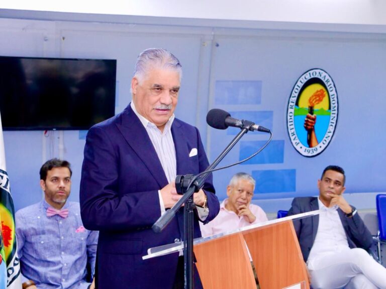PRD elige como candidato presidencial a Miguel Vargas Maldonado